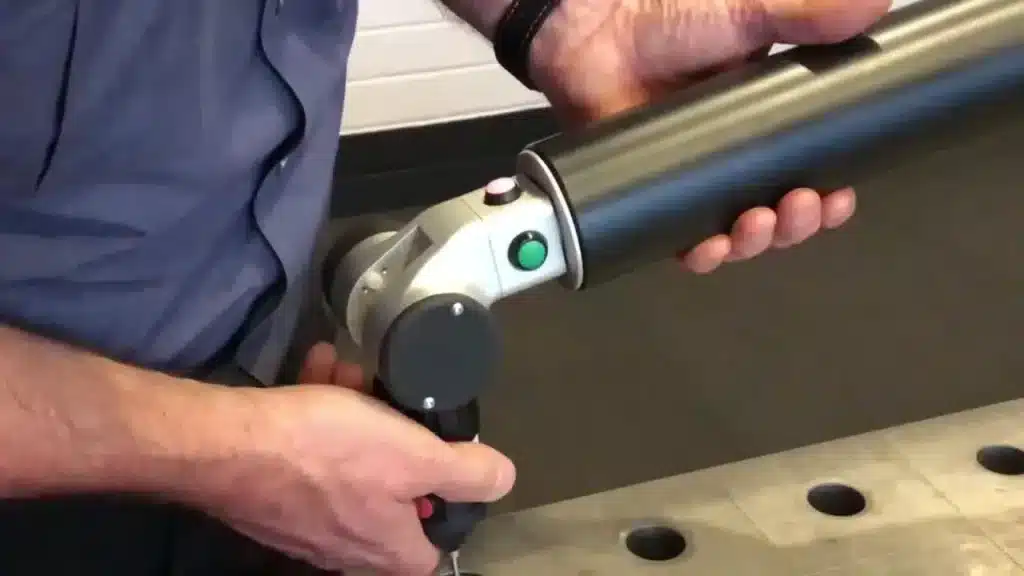 Close-up of a Leussink engineer operating a Tomelleri portable measuring arm