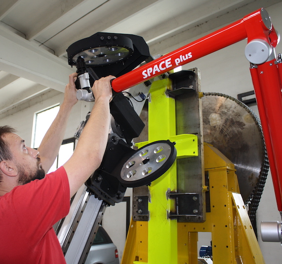 Suggested: Leussink technician operating Tomelleri Space Plus portable measuring arm in workshop setting